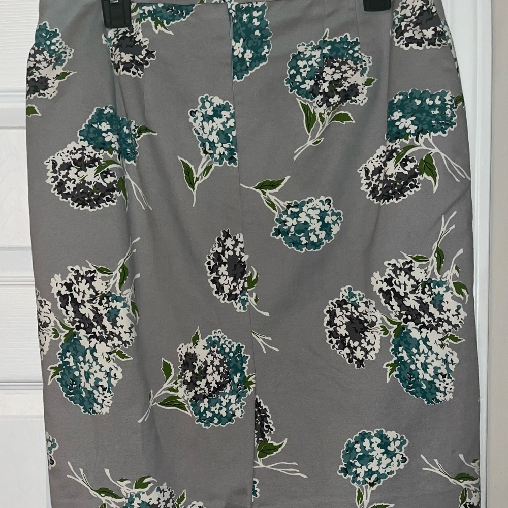 Ann Taylor Factory Floral Print Gray Skirt, Size 10